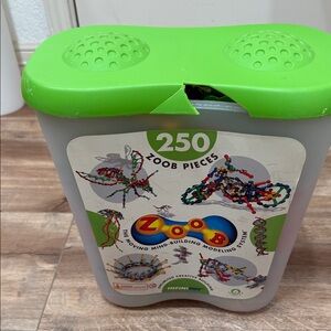 Full tub of Zoob Piece Building Set has more than 1 set- Green Lid